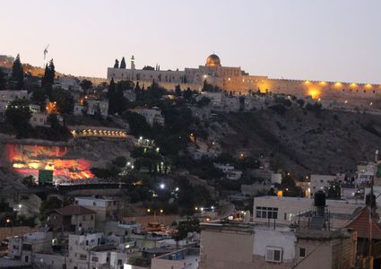 5 عائلات تفرغ محتويات منازلها تمهيدا لهدمها في سلوان جنوب الأقصى