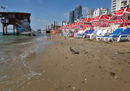 الصحة الإسرائيلية تحذر من السباحة في شواطئ مدينة حيفا