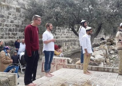 مستوطنون يقتحمون مقامات إسلامية شمال سلفيت