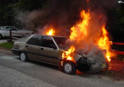 إصابات وإحراق مركبة في اعتداءات للمستوطنين جنوب قلقيلية