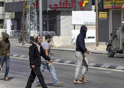 مستوطنون يعتدون على المواطنين وممتلكاتهم قرب رام الله