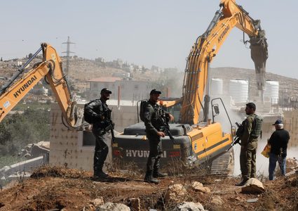 قوات الاحتلال تهدم منزلا في المزرعة الغربية شمال غرب رام الله