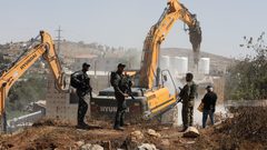 قوات الاحتلال تهدم منزلا في المزرعة الغربية شمال غرب رام الله