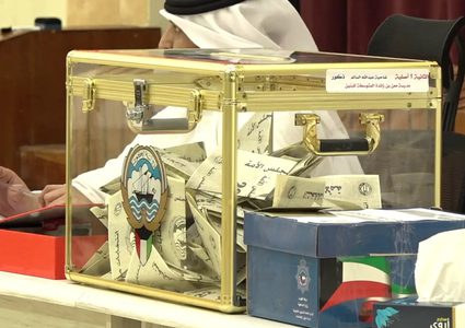 الكويتيون يدلون بأصواتهم لاختيار أعضاء مجلس الأمة