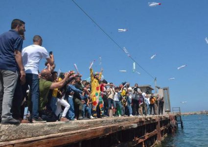 أطفال الأسرى الممنوعين من الزيارة ينثرون رسائلهم عبر البحر