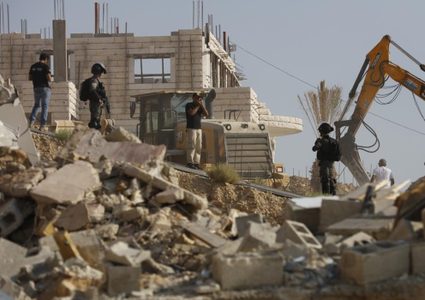 آليات الاحتلال تشرع بهدم منزل بحي واد الجوز في القدس