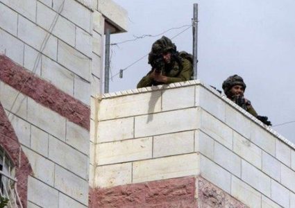 الاحتلال يستولي على منزل أسير محرر ويحوله إلى ثكنة عسكرية شمال طولكرم