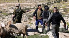 مستوطنون ينصبون خياما ويطاردون رعاة الأغنام جنوب الخليل