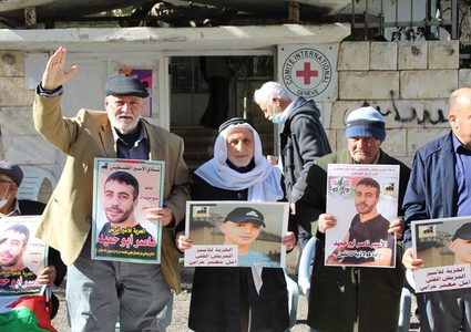 طولكرم: وقفة إسناد للأسرى المرضى أمام مكتب الصليب الأحمر