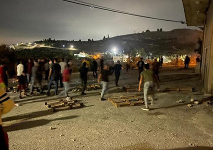 إصابات بالاختناق خلال هجوم للمستوطنين على منازل المواطنين غرب رام الله