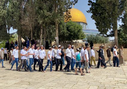 عشرات المستوطنين يقتحمون باحات المسجد الأقصى