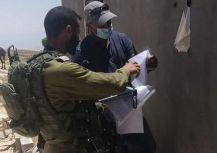 الاحتلال يخطر بإخلاء عائلة من مسكنها في الأغوار