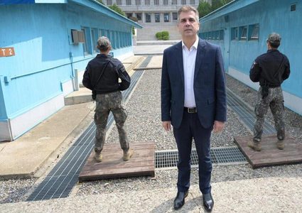 وزير خارجية الاحتلال عند الحدود مع كوريا الشمالية