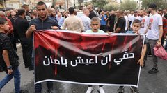 المئات يتظاهرون احتجاجا على تصاعد العنف وتقاعس شرطة الإحتلال