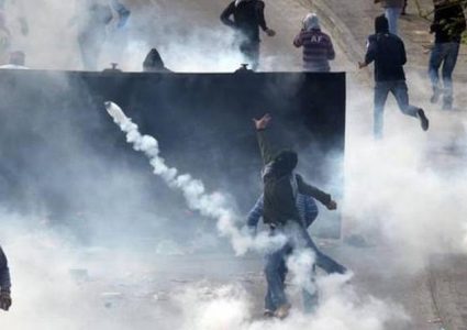 اصابات بالاختناق خلال مواجهات اندلعت بالخليل