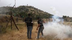 الاحتلال يلقي قنابل الغاز على مواطنين لبنانيين