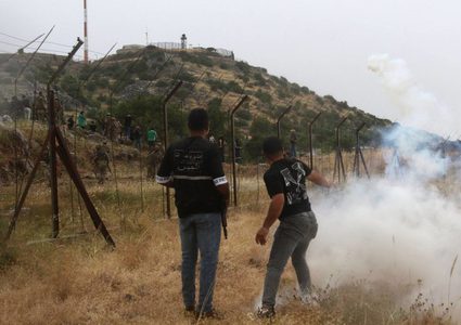 الاحتلال يلقي قنابل الغاز على مواطنين لبنانيين