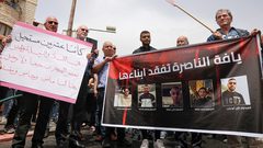 الطلاب الفلسطينيون في أراضي الـ48 يتظاهرون بالجامعات ضد الجريمة