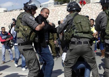 القدس: قوات الاحتلال تعتقل فتى من العيسوية
