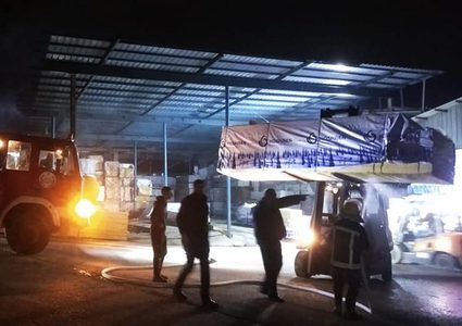 الكويت:حريق داخل مستودع أخشاب في الخويسات وجهود كبيرة لاخماده