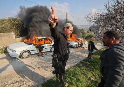 مستوطنون يحرقون حقولا زراعية جنوب نابلس