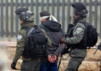 قوة خاصة من قوات الاحتلال تعتقل شابا من مخيم الدهيشة