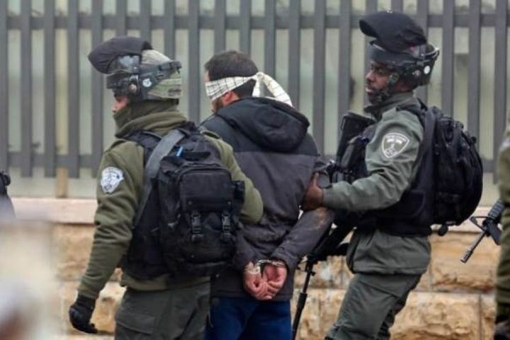 قوة خاصة من قوات الاحتلال تعتقل شابا من مخيم الدهيشة