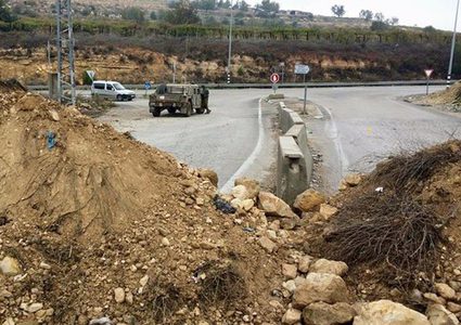 قوات الاحتلال تغلق طرقا بالسواتر الترابية وتداهم منازل في يعبد غرب جنين