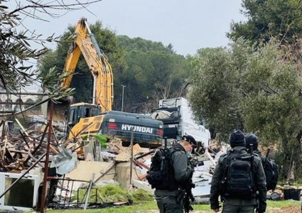 الاحتلال يخطر بوقف العمل بمستودع للزيوت في يطا