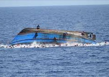 الخارجية: نتابع غرق قاربين قبالة السواحل اليونانية