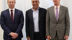 الشيخ يطلع المبعوث الأوروبي لعملية السلام على آخر المستجدات السياسية