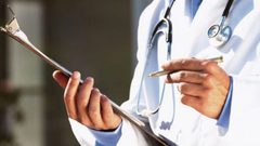 نقيب الأطباء: تصرفات الحكومة تعمل على هجرة الكفاءات والكوادر الصحية المميزة