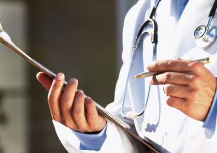 نقيب الأطباء: تصرفات الحكومة تعمل على هجرة الكفاءات والكوادر الصحية المميزة