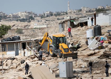 سلطات الإحتلال تهدم منزلا في النقب