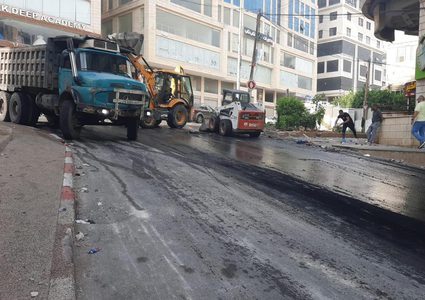 بلدية نابلس تزيل آثار عدوان الاحتلال في رفيديا إثر اقتحام الليلة الماضية