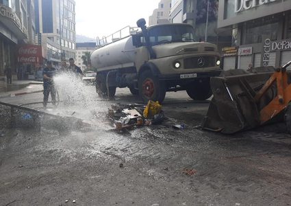 بلدية نابلس تزيل آثار عدوان الاحتلال في رفيديا إثر اقتحام الليلة الماضية