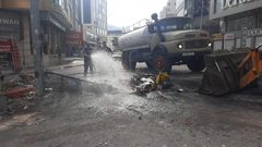 آليات بلدية نابلس  تعمل منذ ساعات الفجر في مختلف شوارع منطقة رفيديا لازالة آثار العدوان الذي خلفه الاحتلال خلال اقتحامه للمدينة الليلة الماضية.