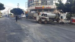 بلدية نابلس تزيل آثار عدوان الاحتلال في رفيديا إثر اقتحام الليلة الماضية