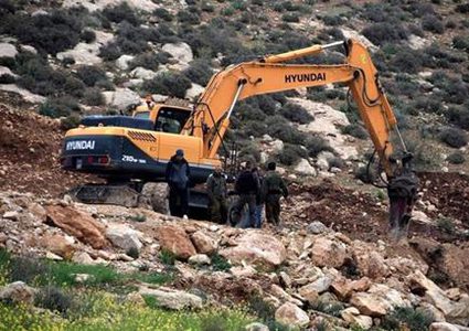 الاحتلال يواصل تجريف أراضٍ في قرية سنيريا جنوب قلقيلية