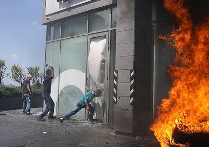 محتجون يحطمون واجهات مصارف في بيروت
