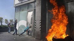 محتجون يحطمون واجهات مصارف في بيروت