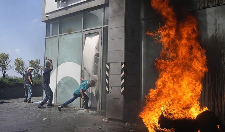 محتجون يحطمون واجهات مصارف في بيروت