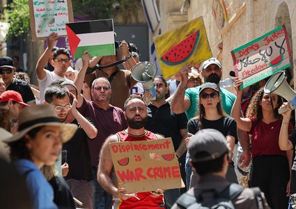 قوات الاحتلال تقمع وقفة إسناد لعائلة صب لبن المهددة بالتهجير القسري