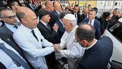 البابا فرنسيس يغادر المستشفى بعد جراحة في البطن