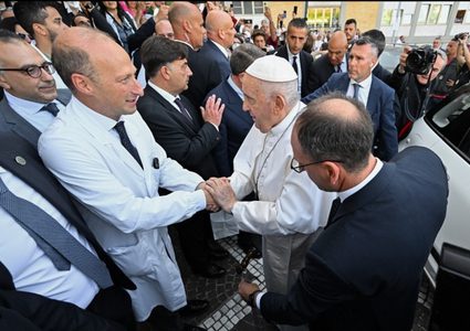 البابا فرنسيس يغادر المستشفى بعد جراحة في البطن