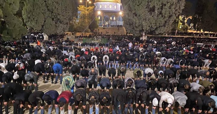 آلاف المواطنين يحيون "الفجر العظيم" في باحات الأقصى