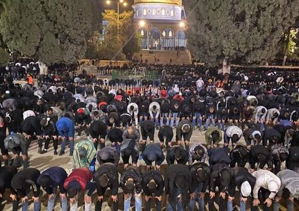 آلاف المواطنين يحيون "الفجر العظيم" في باحات الأقصى