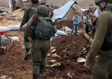 الاحتلال يوقف العمل ببناء منزل ويستولي على حفار بمسافر يطا