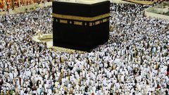 الأزهر يعلق على أمر غريب يحدث أمام الكعبة