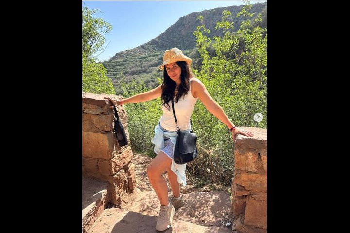 غادة عادل تشارك جمهورها بأحدث ظهور لها خلال رحلة صيفية